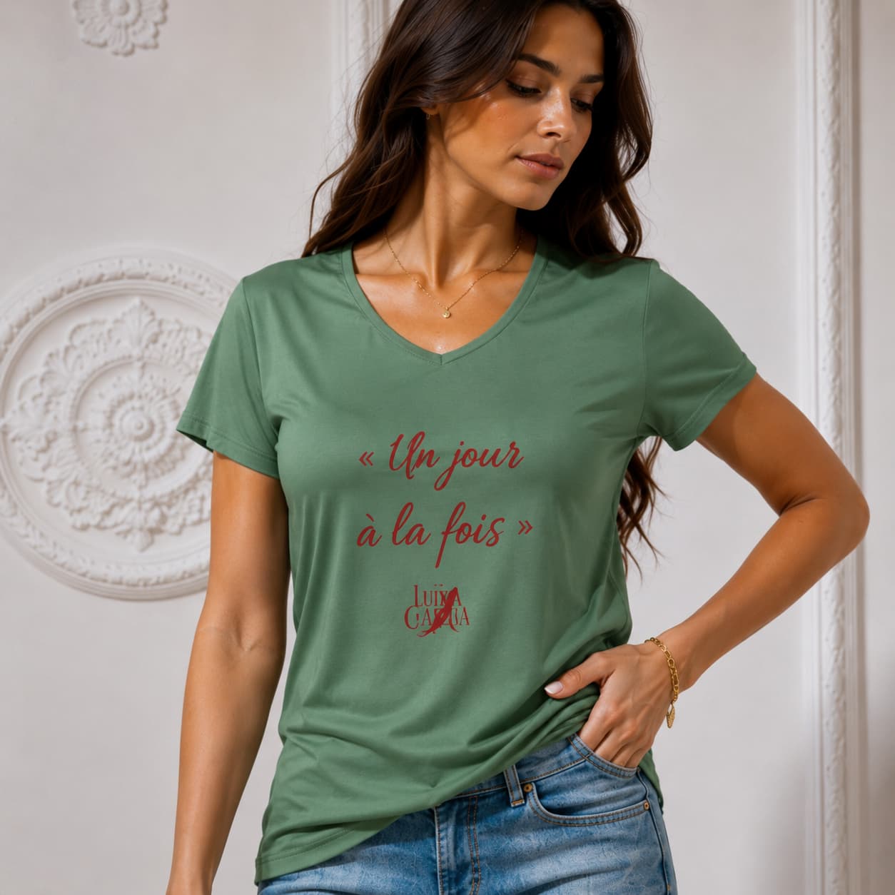 T-shirt femme col V fluide confort, féminité et simplicité.