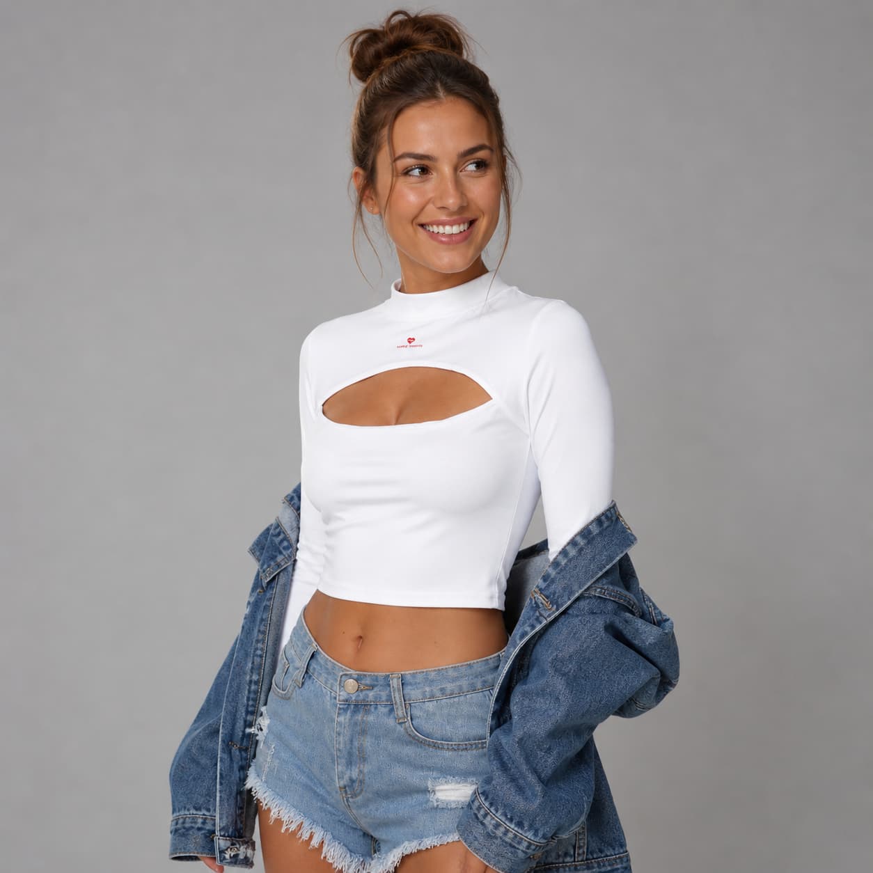 Crop top femme col montant avec découpe poitrine – Style audacieux & tendance