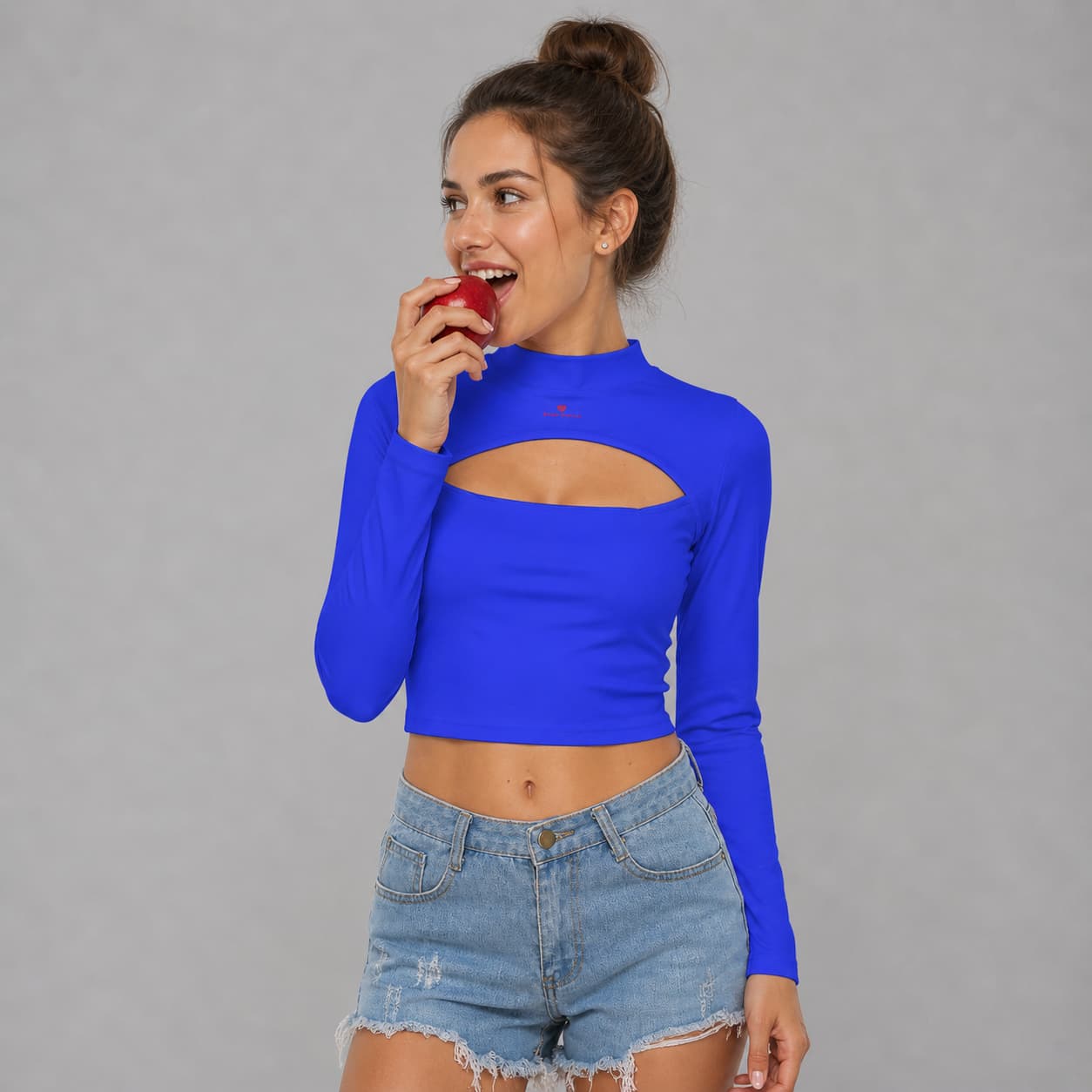 Crop top femme col montant avec découpe poitrine – Style audacieux & tendance
