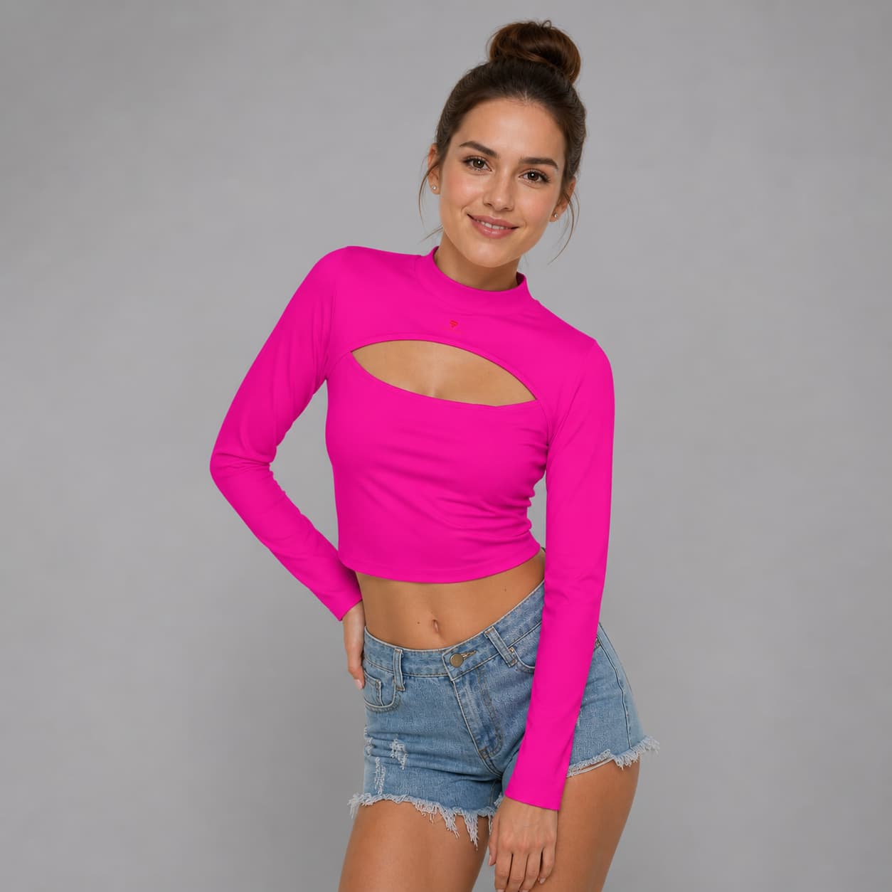 Crop top femme col montant avec découpe poitrine – Style audacieux & tendance