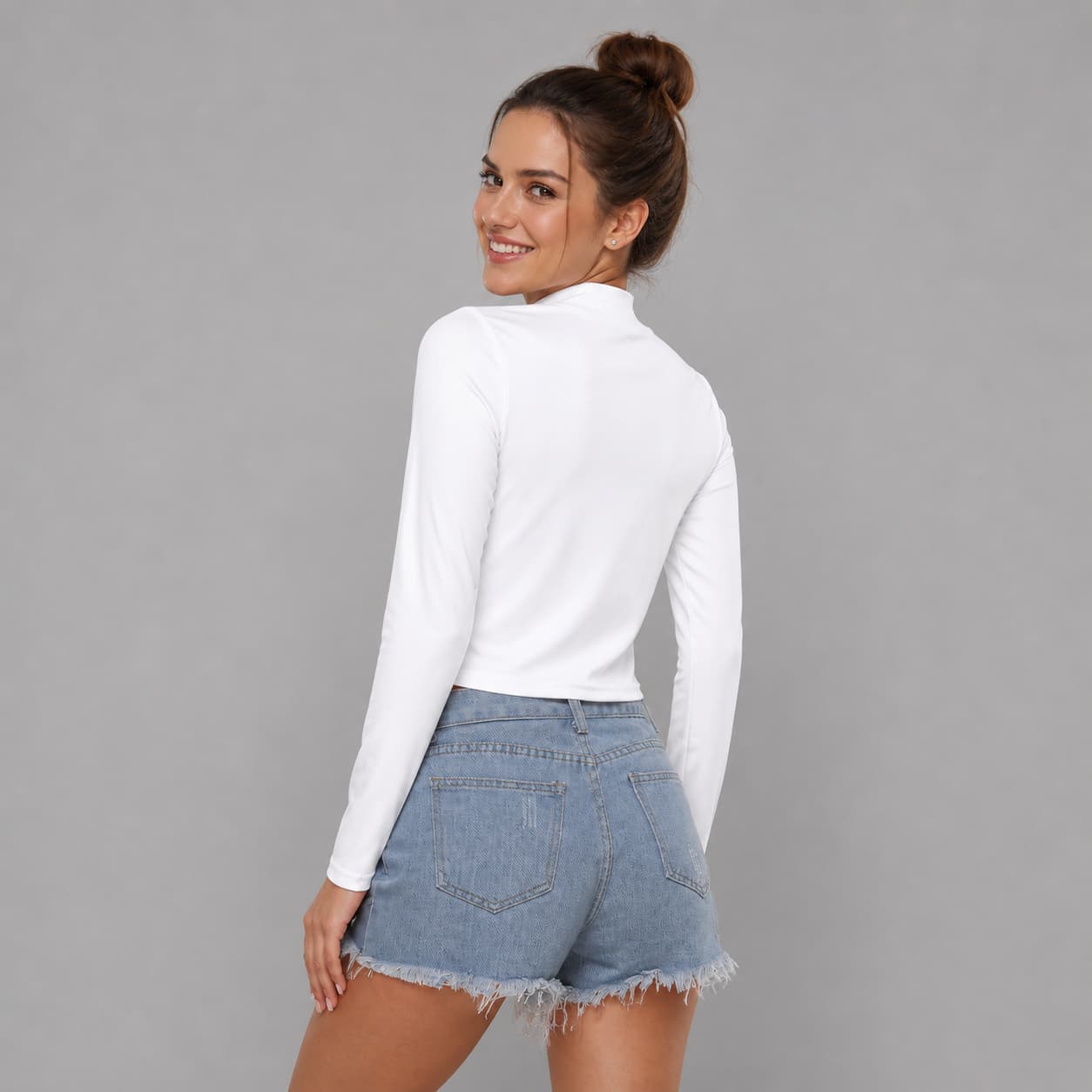 Crop top femme col montant avec découpe poitrine – Style audacieux & tendance