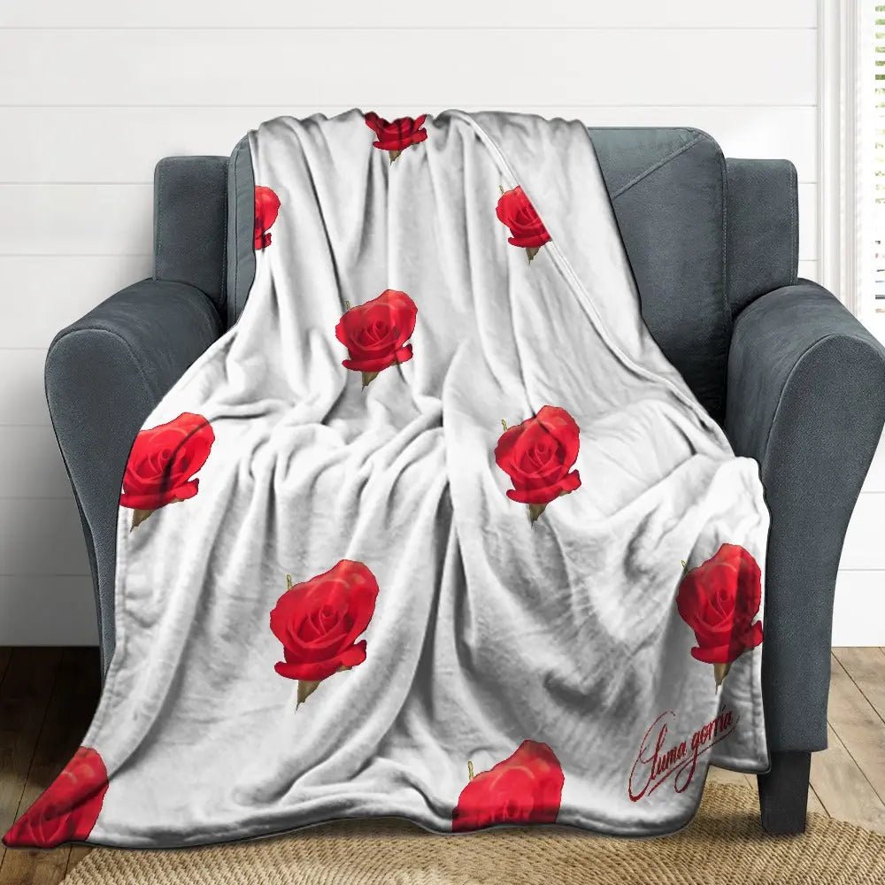 Couverture en Flanelle Ultra Douce – posé sur le fauteuil colorie blanc fleurie