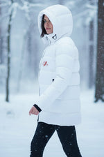Doudoune à capuche femme zippée confortable et moderne porter de face colorie rouge