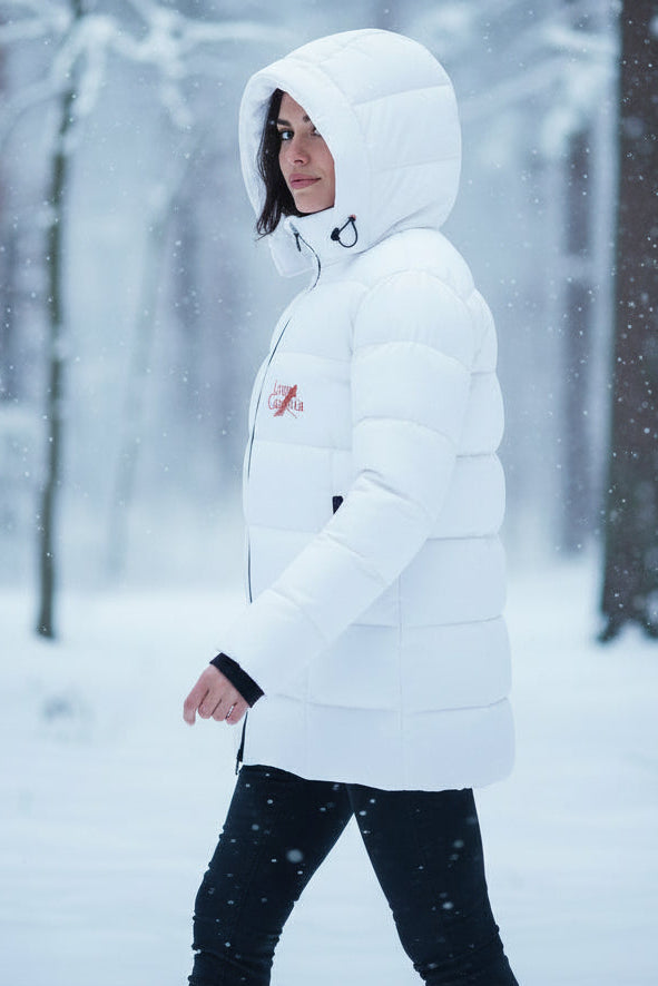 Doudoune à capuche femme zippée confortable et moderne porter de face colorie rouge