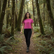 Haut court actif femme à fente arrière femme portant le haut dans les bois elle est de face