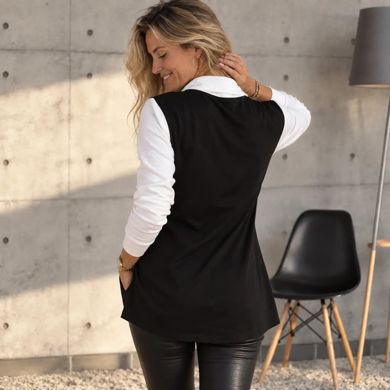 Haut drapé à manches longues pour femme porter de dos couleur noir