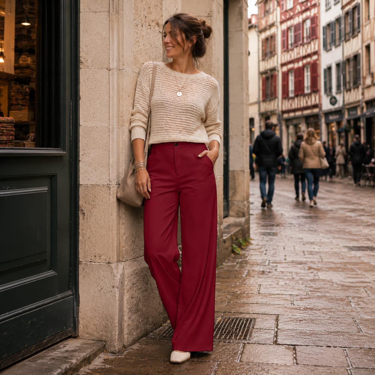 Pantalon large femme taille haute porter de face  de couleur bordeaux