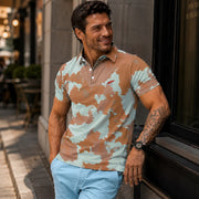 un homme qui porte un polo a motif de couleur marron il est de face  