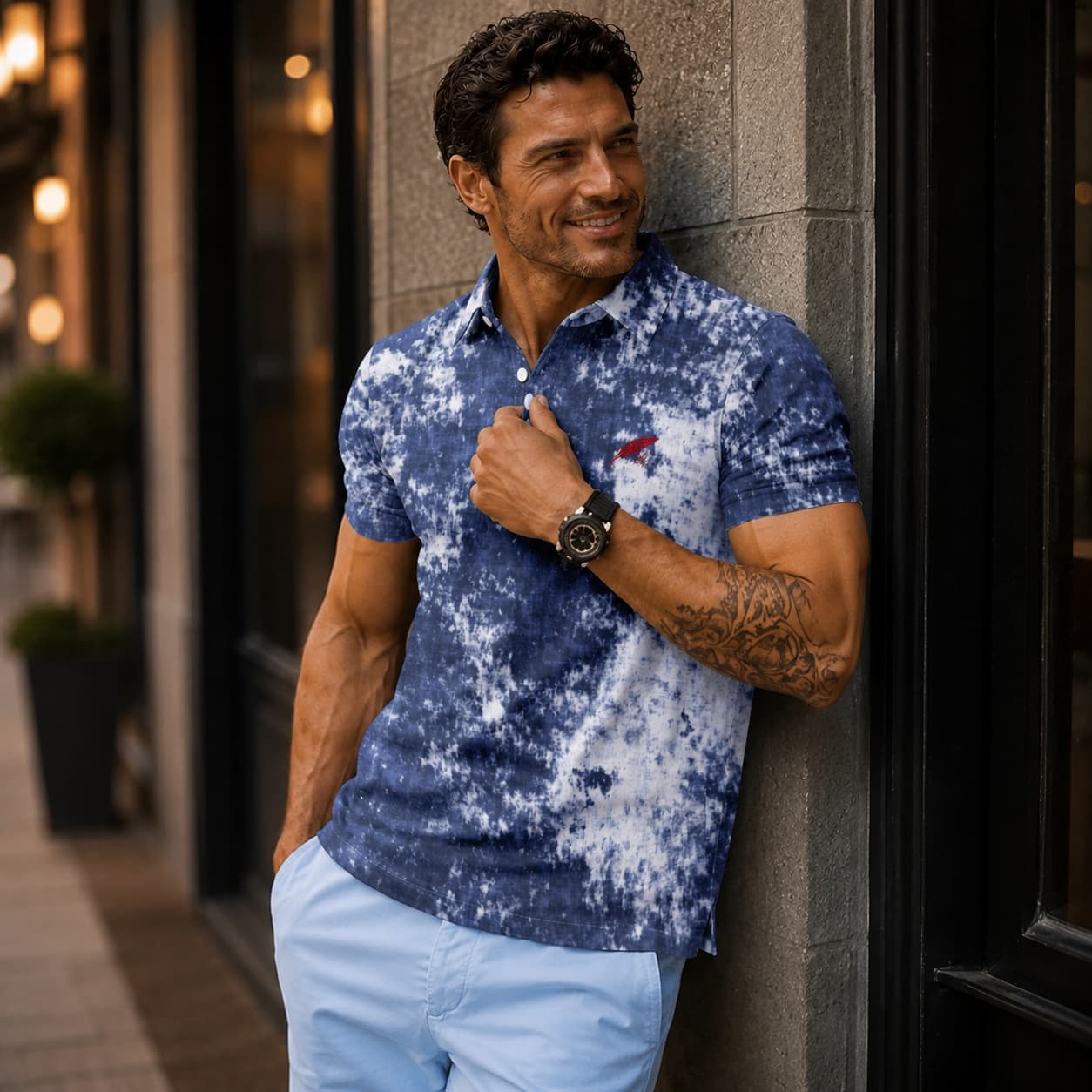 un homme portant de face un polo de couleur bleu marine