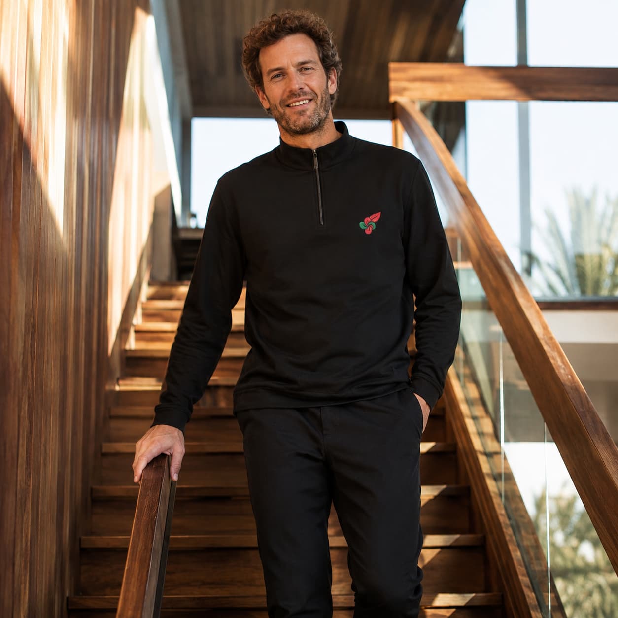 Pull col roulé zippé pour homme  porter de face couleur noir