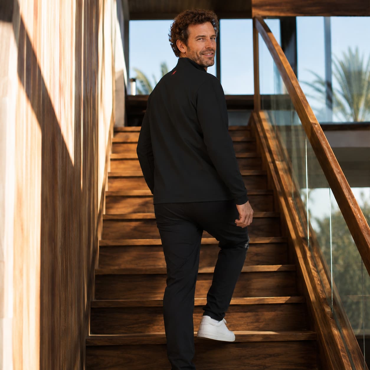 Pull col roulé zippé pour homme  poter de dos  couleur noir