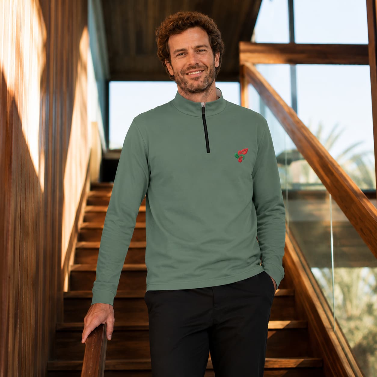 Pull col roulé zippé pour homme  porter  de face couleur vert