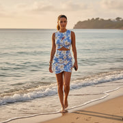 Robe crop femme taille basse style crossfit une femme qui se promene au bord de la mer. photo en situation
