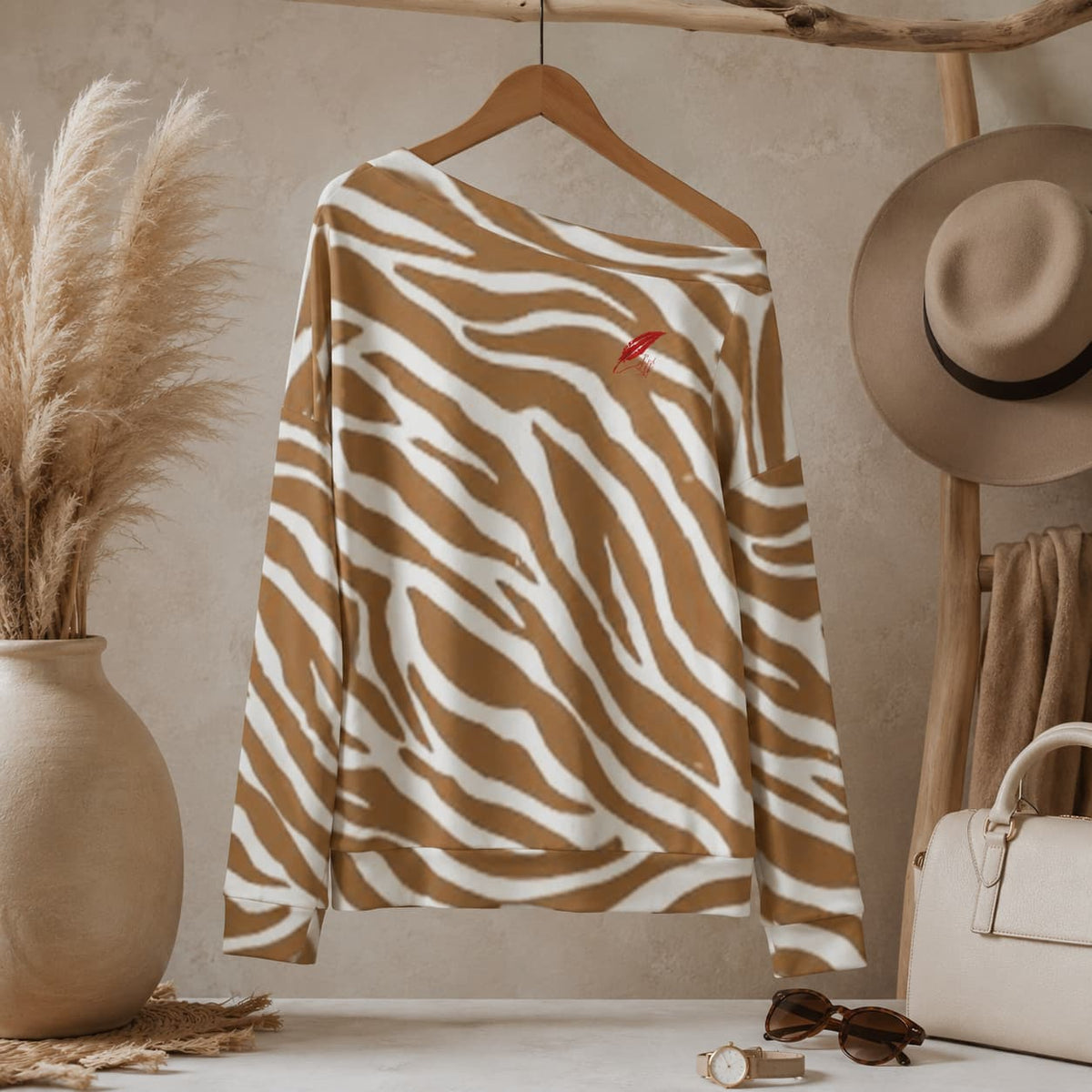 Sweat-shirt à manches longues et épaules dénudées pour femme non porte de face  sur un cintre couleur marron 