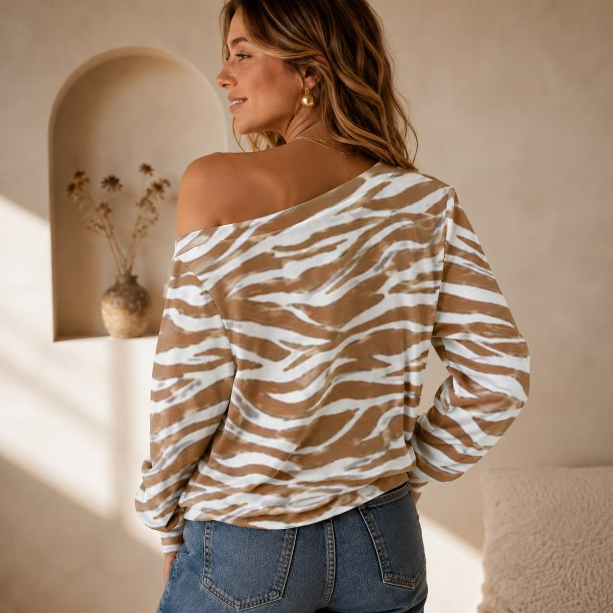 Sweat-shirt à manches longues et épaules dénudées pour femme porte de dos couleur marrn