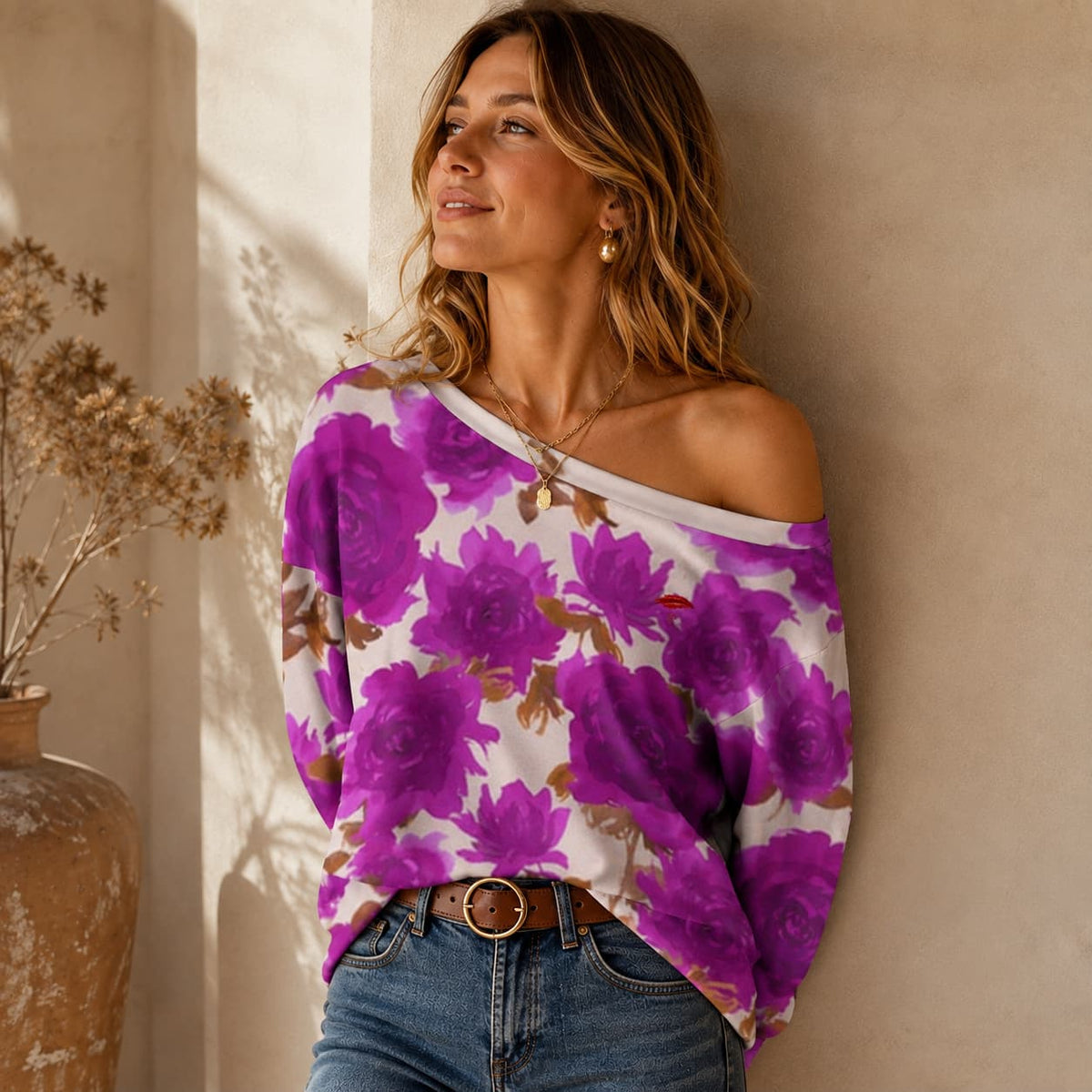 Sweat-shirt à manches longues et épaules dénudées pour femme porte de face les mains dans le dos couleur violet
