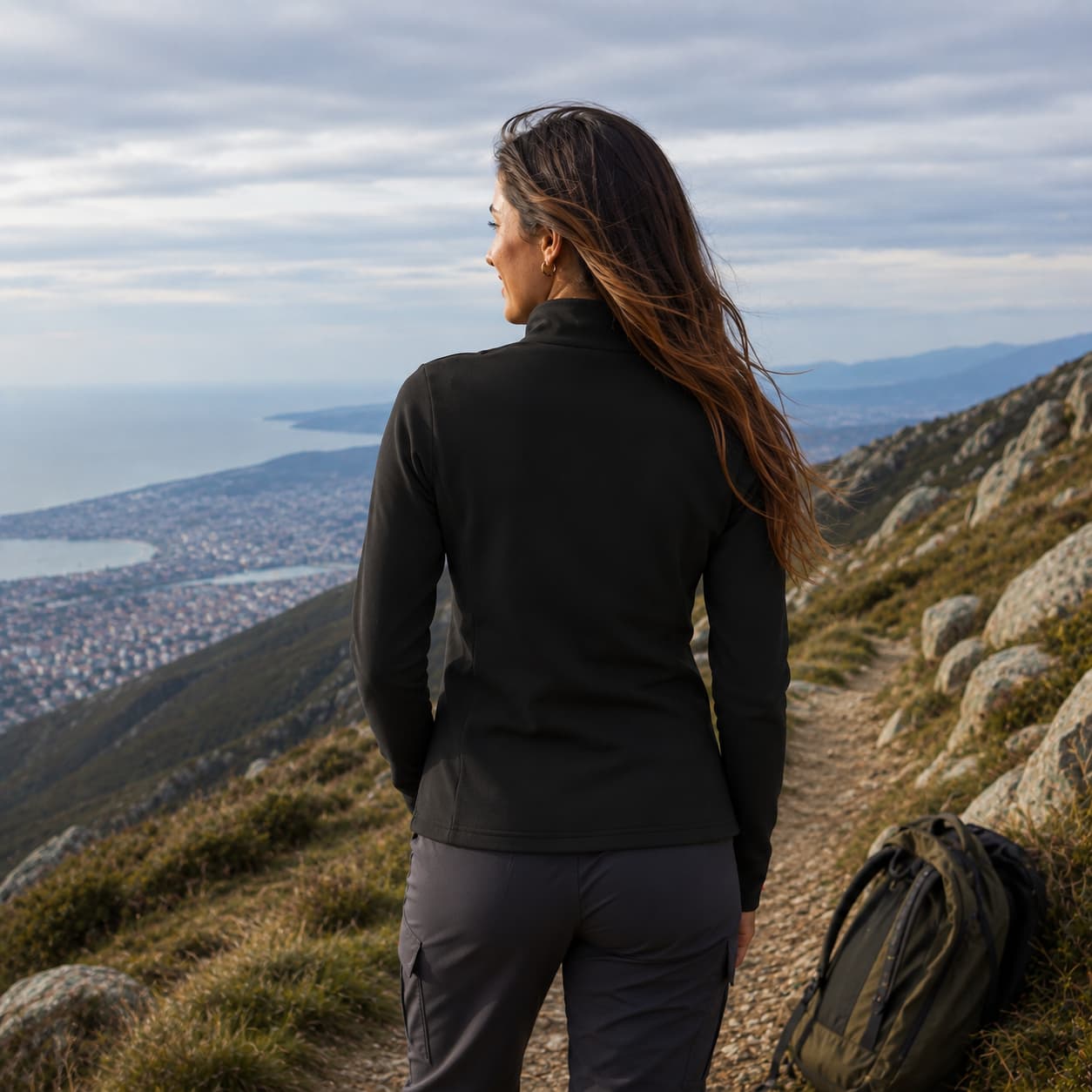 Veste à manches longues avec passe-pouces pour femme porter de dos couleur noir