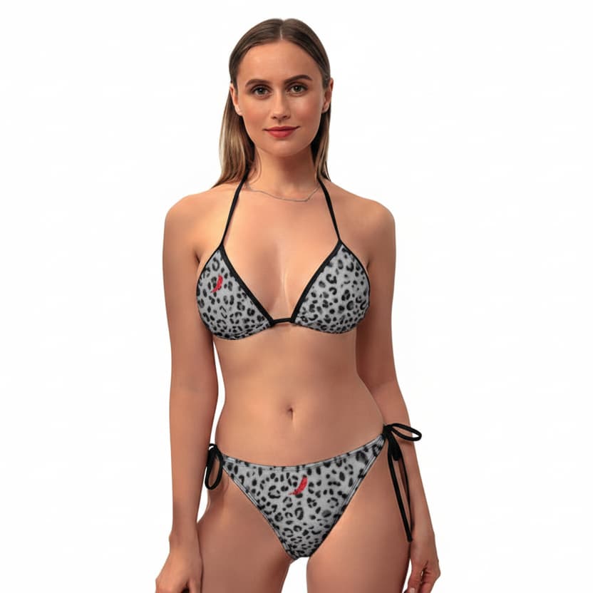  une femme qui porte de face un bikini fronce à bretelles réglables de couleur gris