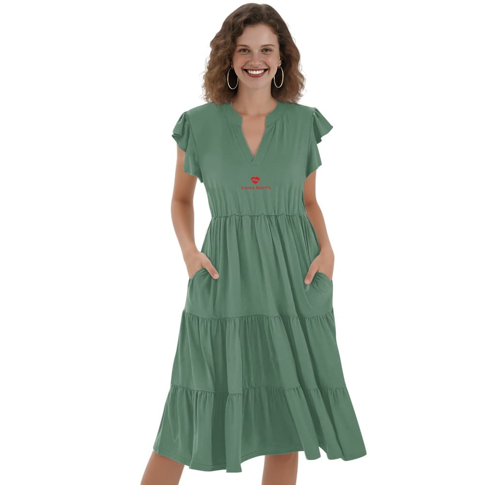 une femme qui porte de face une robe midi patchwork femme col v manches courtes coloris vert kaki