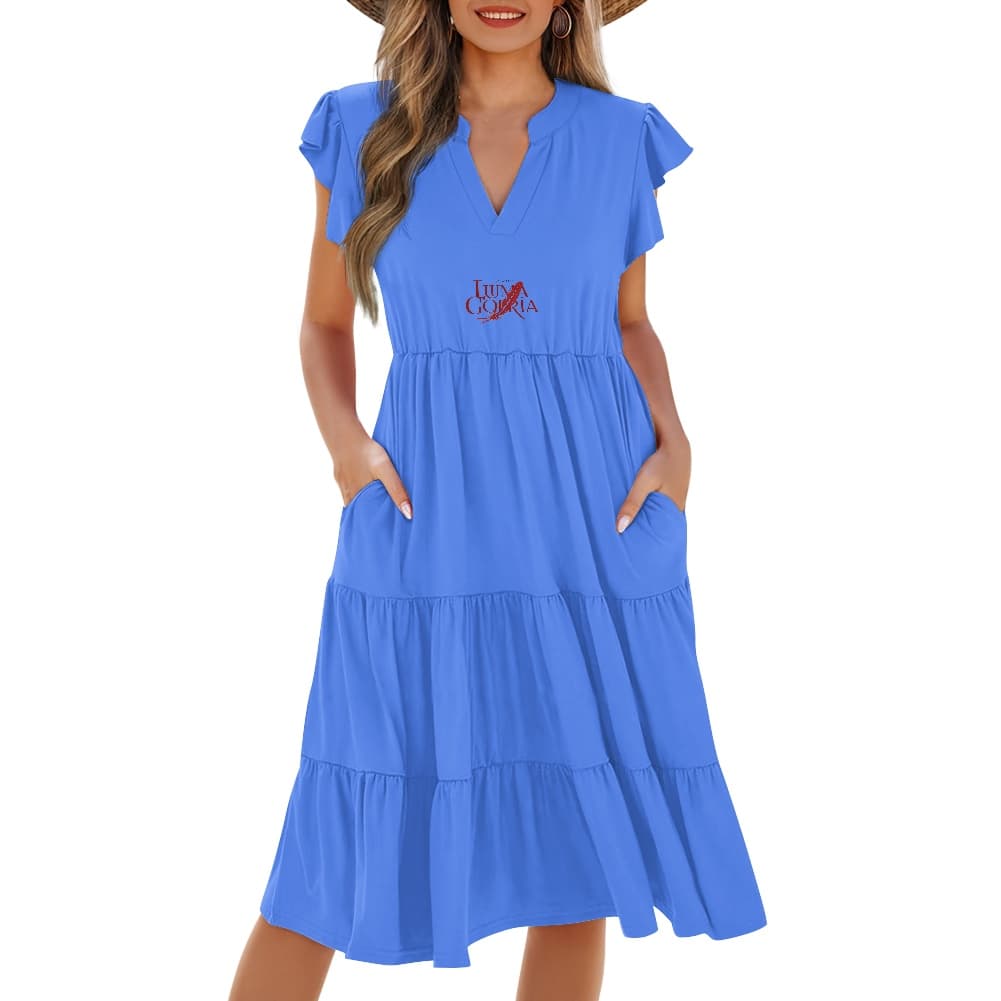  une femme qui porte une robe midi patchwork femme col v manches courtes de face coloris bleu